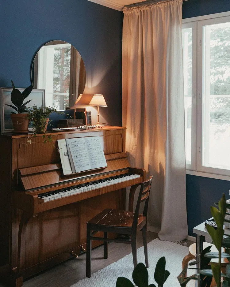 Инстаграмный интерьер с синими стенами Tikkurila Indigo