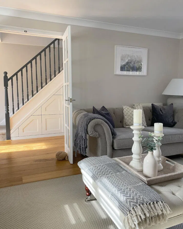 Пример интерьера гостиной со светлыми стенами Farrow and Ball Ammonite