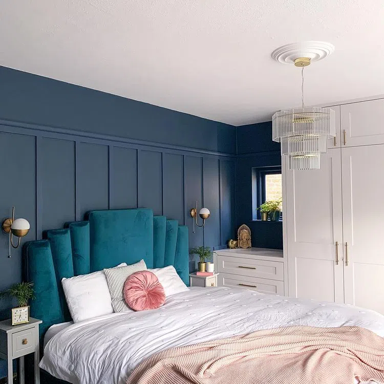 Темная спальная с белой мебелью и цветом Little Greene Hicks Blue