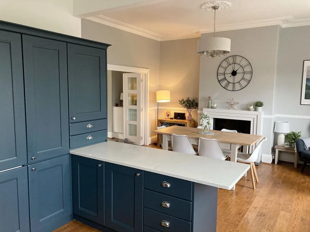 Кухня в цвете ral5008 в скандинавском интерьере