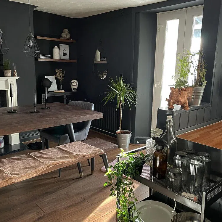 Интерьер с темными стенами Farrow and Balls Railings