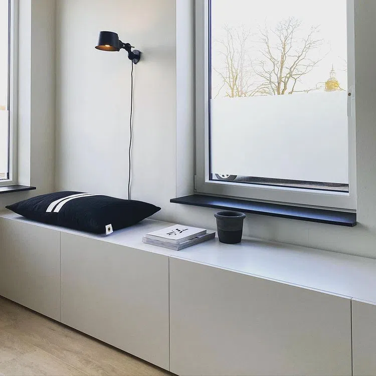 Зона отдыха в доме с белыми стенами RAL 9016