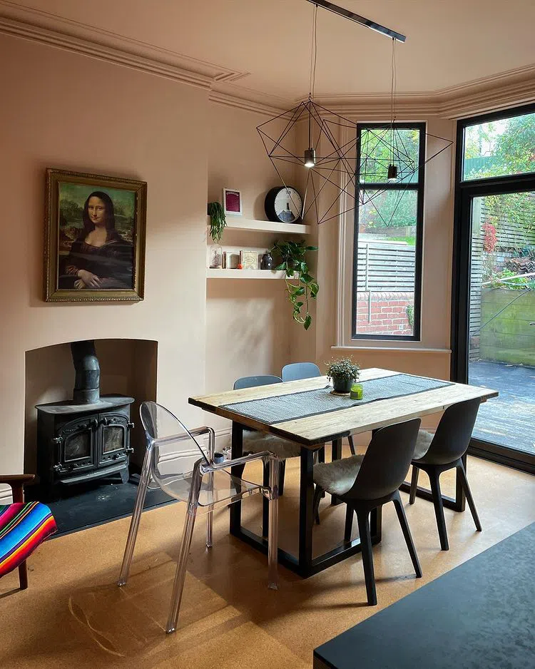 Стильный современный интерьер с персиковыми стенами Setting Plaster