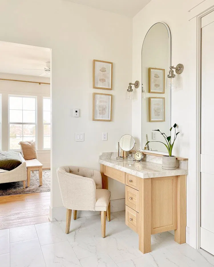 Светлый интерьер с цветом Swiss Coffee Benjamin Moore