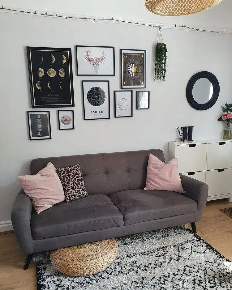 Интерьер с картинами и светлым цветом Night Jewels 6