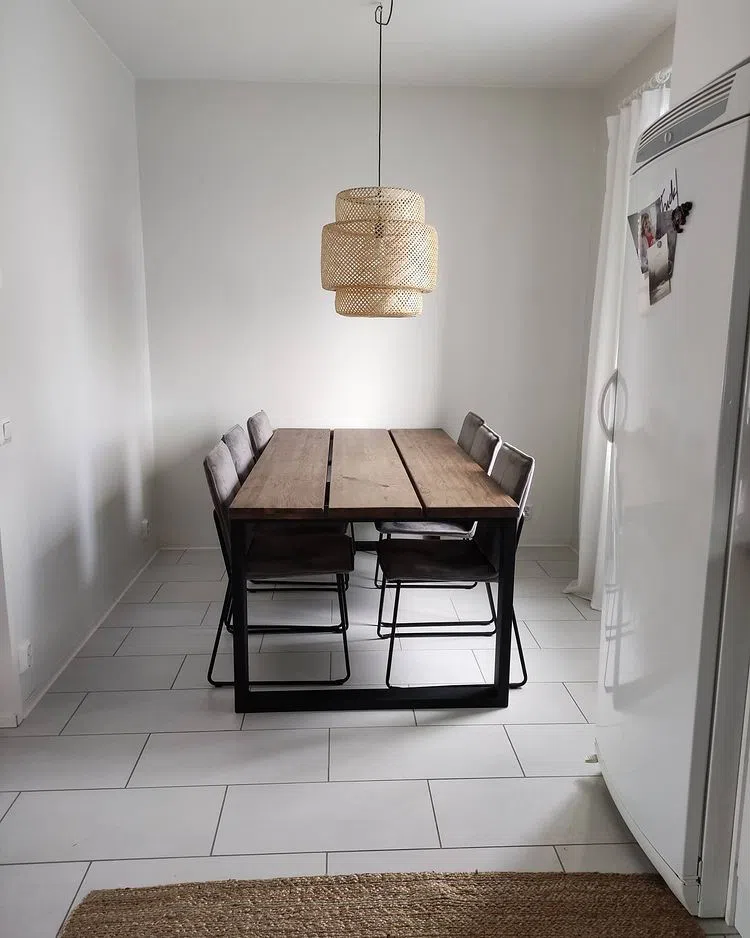 Светлый серый оттенок краски Известь в интерьере фото