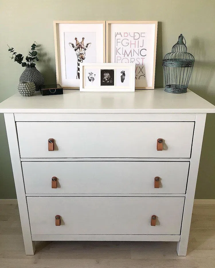 Белый комод с ручками и цвет стен J446