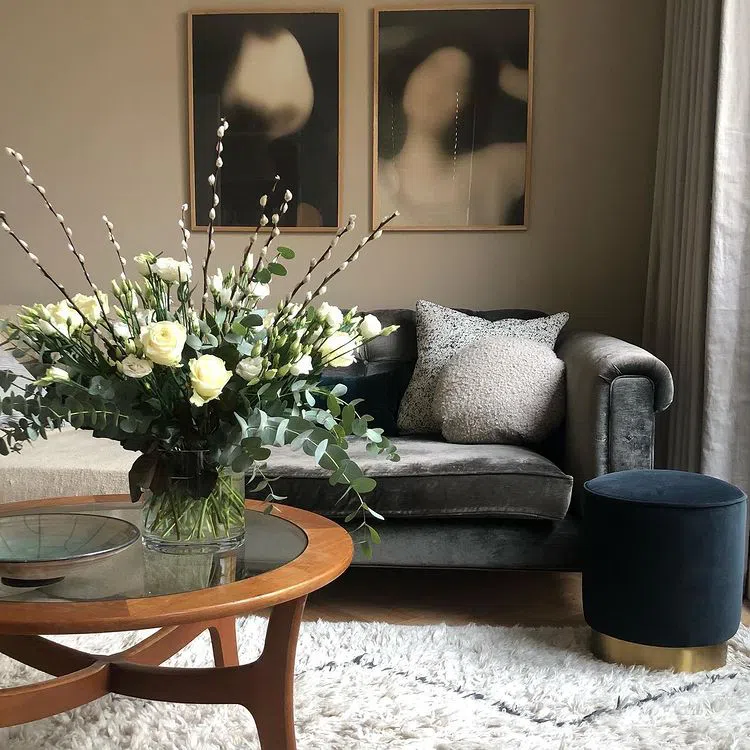 Современный интерьер с размазанными постерами и краской Jitney