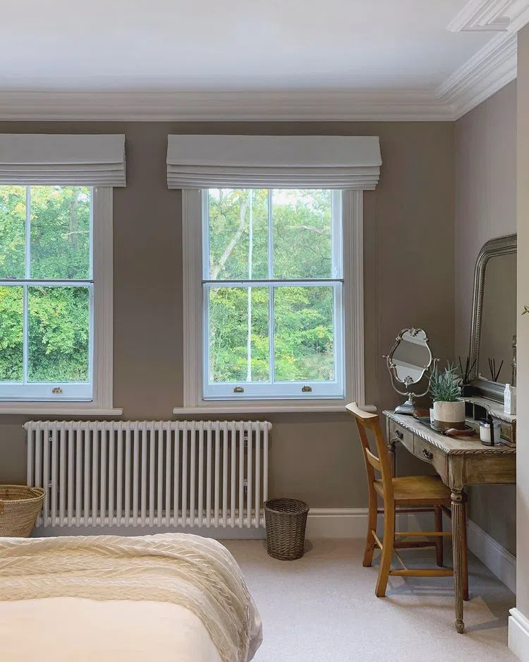 Спальная с темно-бежевыми стенами в эдвардианском стиле