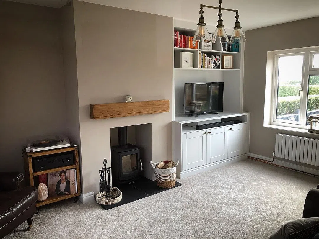 Уютный интерьер с бежевыми стенами Jitney