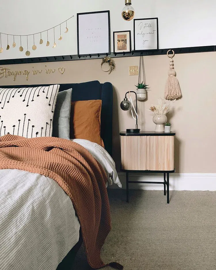 Спальная в скандинавском стиле с современным декором