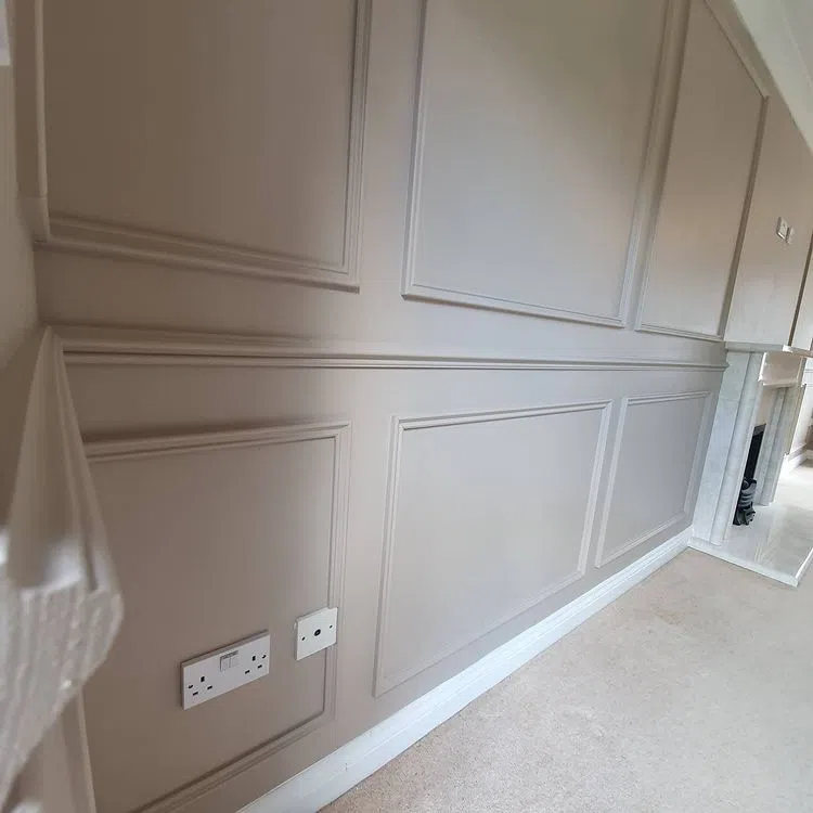 Стены с багетами, окрашенными бежевым в цвет стен Jitney Farrow and Ball