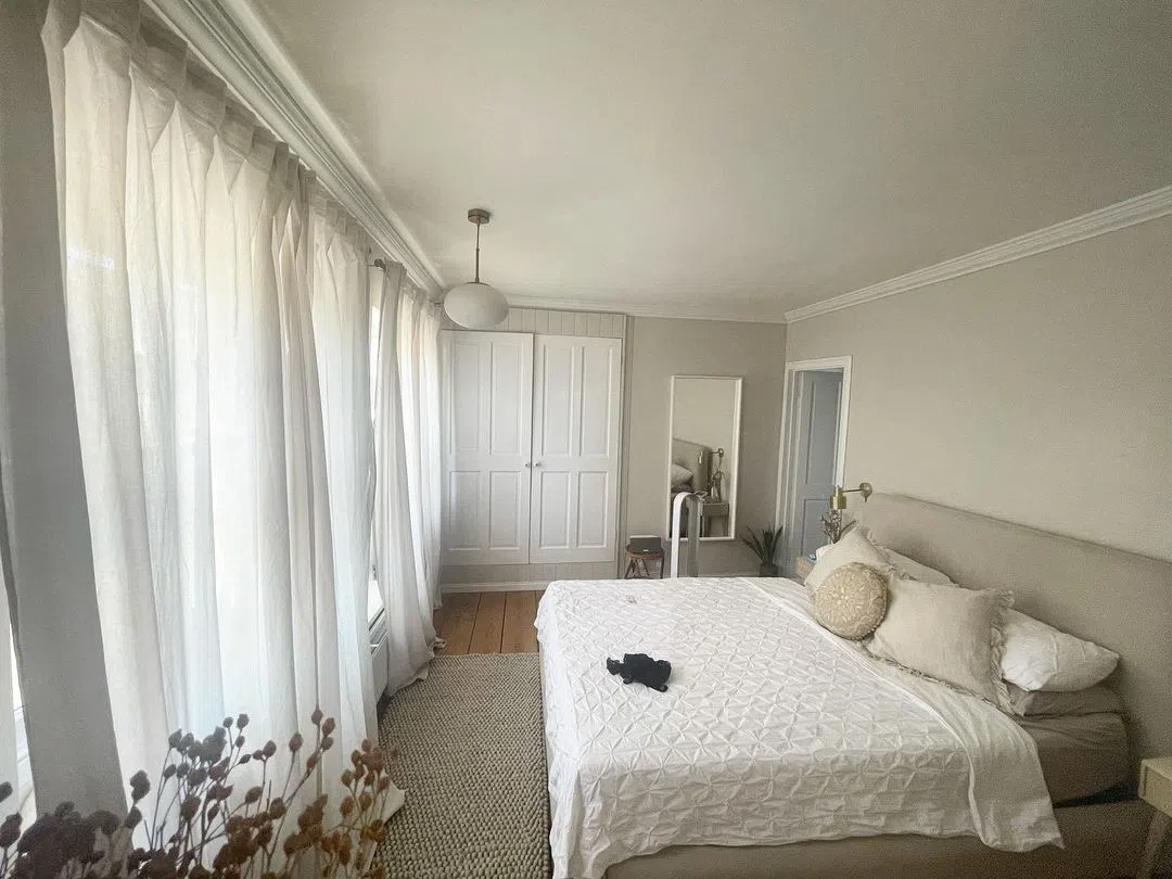 Спальная с светлыми серыми стенами Little Greene Joanna