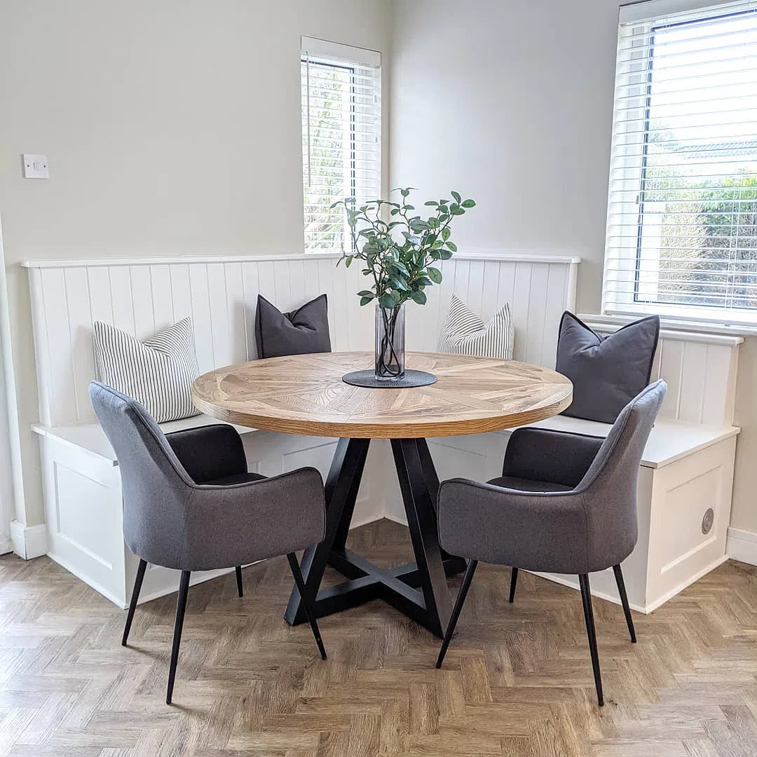 Светлая гостиная с теплыми серыми стенами Joanna