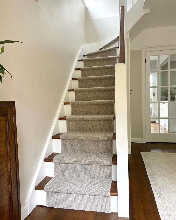 Коридор с светлыми серыми стенами Joanna