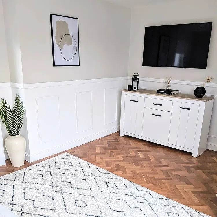 Гостиная с теплыми серыми стенами Joanna