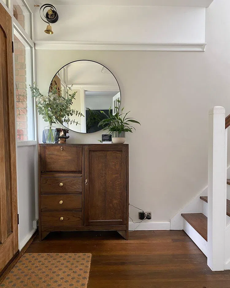 Коридор с круглым зеркалом и стенами Joanna