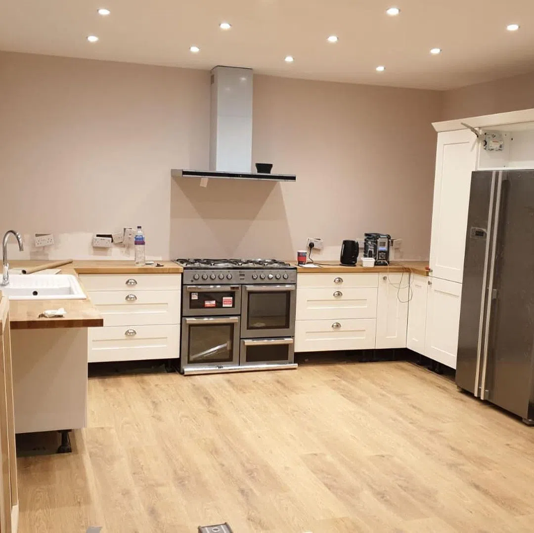 Минималистичная кухня с краской Dulux Natural taupe 3