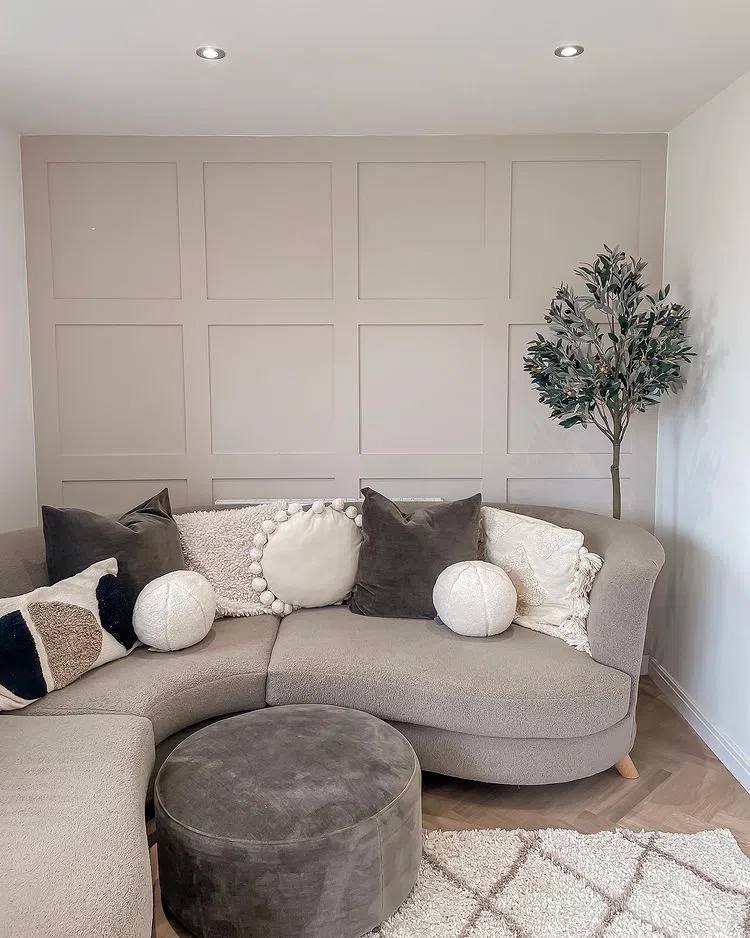 Акцентная стена с квадратными панелями цвета Natural Taupe 3 Dulux