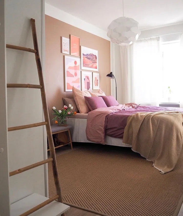 Спальная с розовой стеной Tikkurila Тамарикс