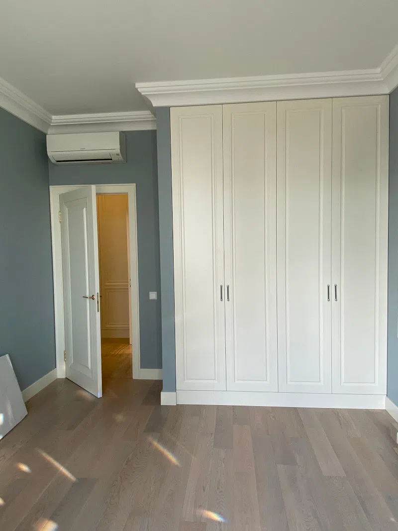 Спальная с голубыми стенами K492 и белым шкафом