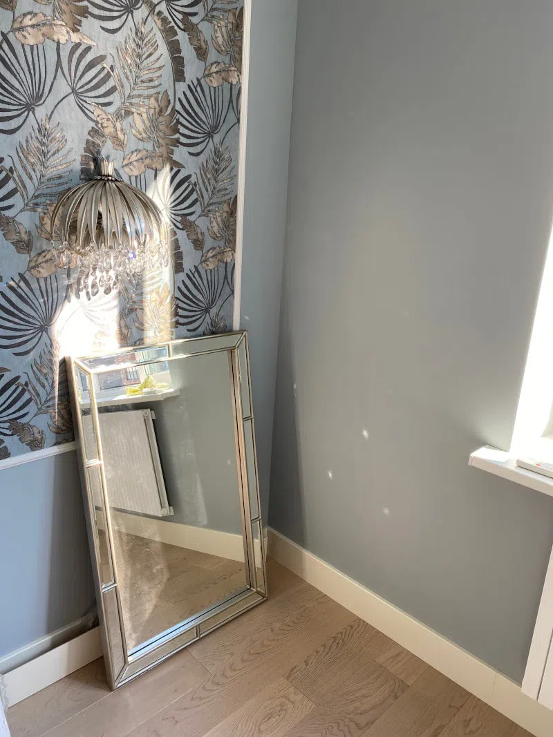 Стильный интерьер с голубыми стенами K492 Tikkurilaи обоями