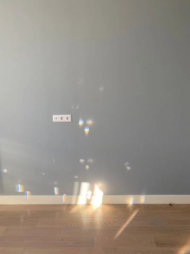 Нежная голубая стена со светлым полом K492