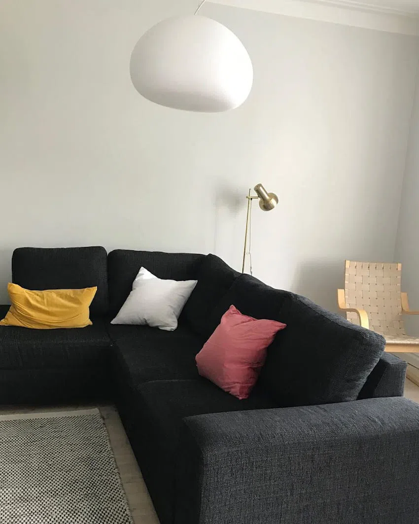 Квартира с серыми стенами Tikkurila h497 Каолин