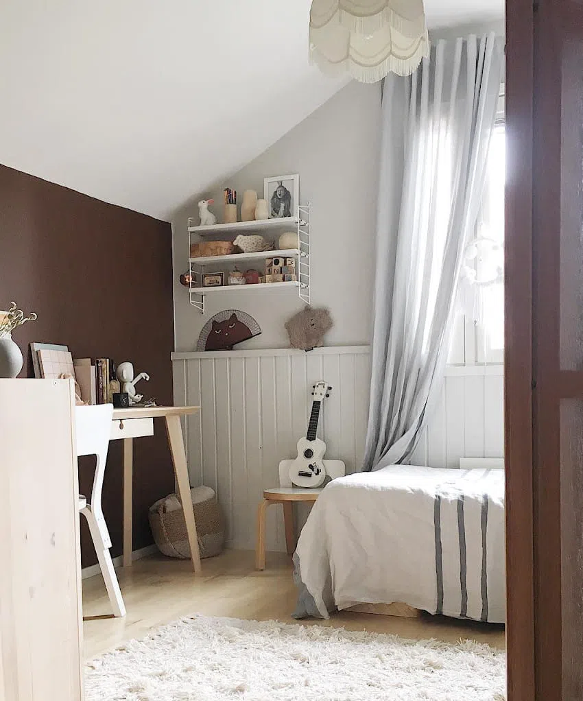 Интерьер детской комнаты с серыми и коричневыми стенами H497 Каолин Тиккурила