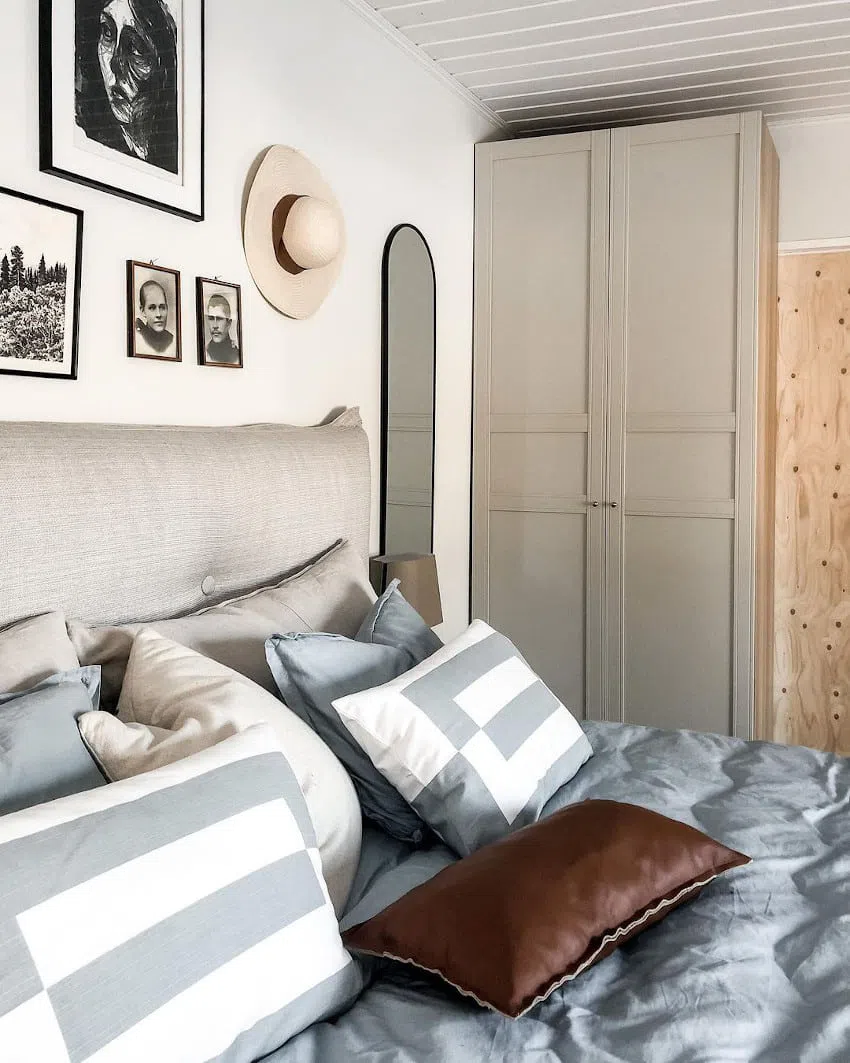 Спальная в скандинавской стиле с овальным зеркалом в черной раме и стенами H497 Каолин