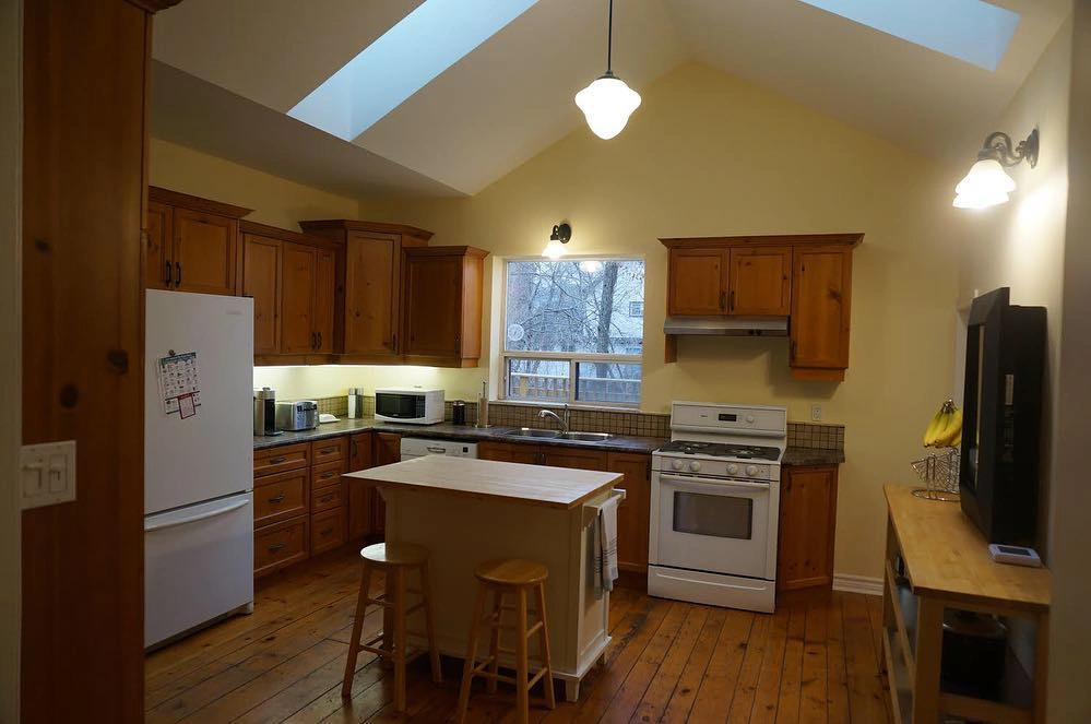 Benjamin Moore HC-4 Hawthorne Yellow в интерьере фото