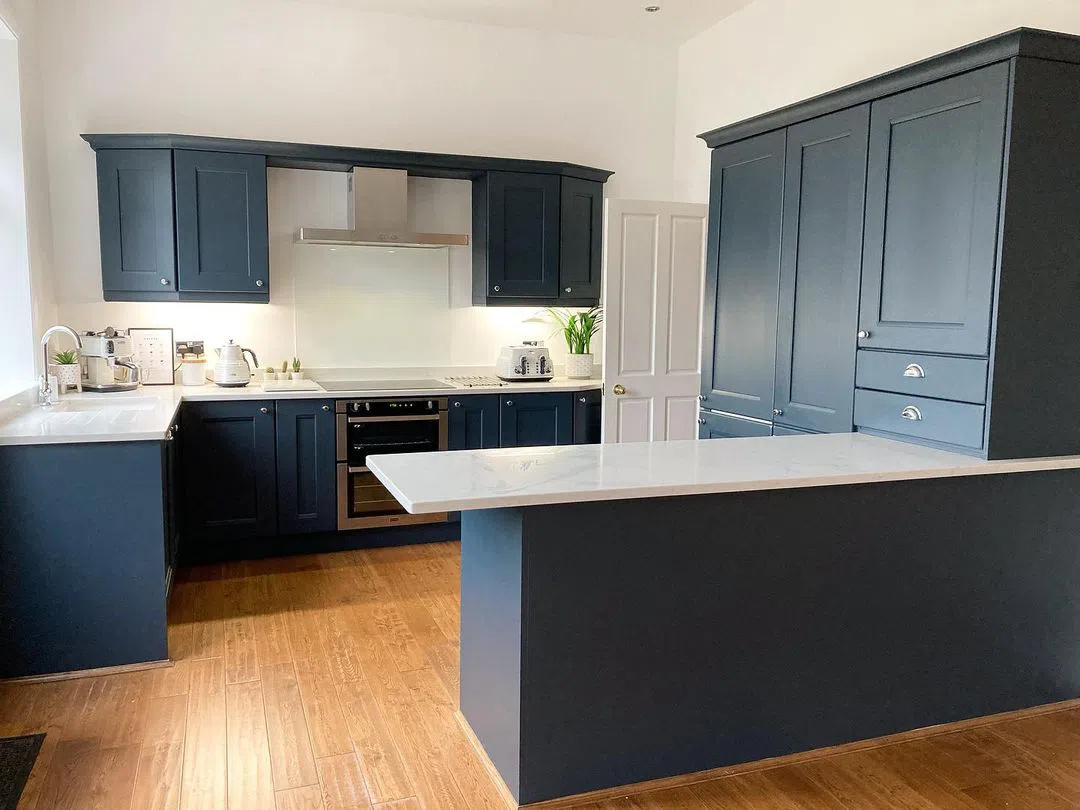 Тёмно-синяя кухня с фасадом Ral 5008