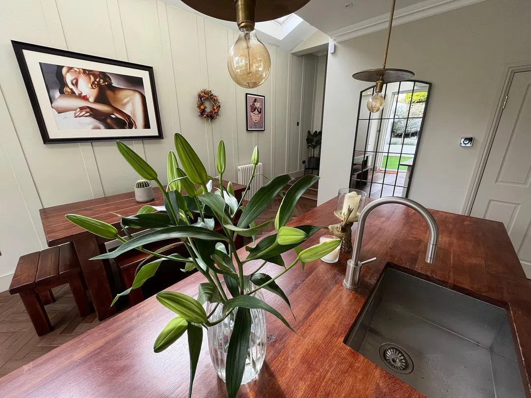 Современная кухня с бежевым Dulux 40YY 60/103 фото