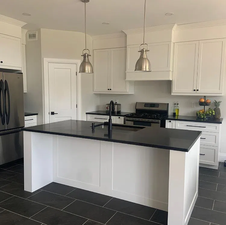 OC-26 Silver Satin пример интерьера на кухне