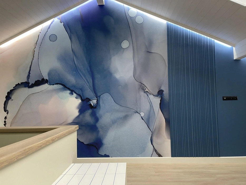 Синяя акцентняа стена Tikkurila L431