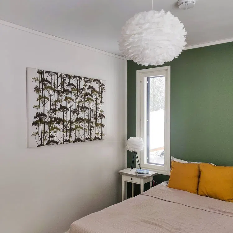 Скандинавский интерьер спальни с зеленой стеной L447