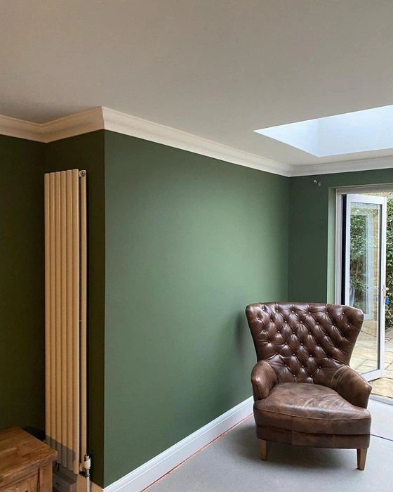 Зеленый Tikkurila  L449 в интерьере гостиной