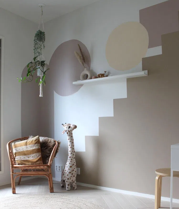Детская комната с фигурами на стене и цветом Tikkurila V466