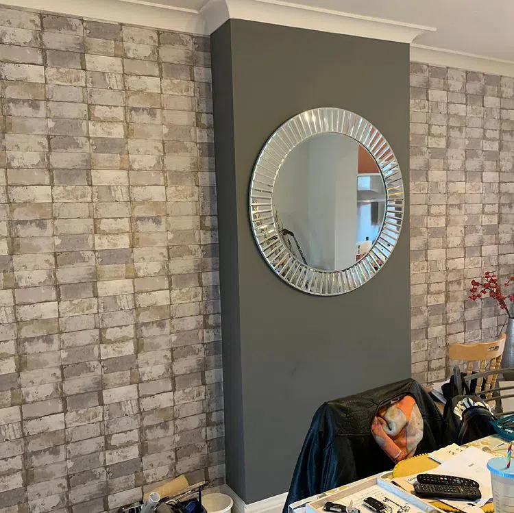 Выступ стены, покрашенный в серый Dulux Lead Grey