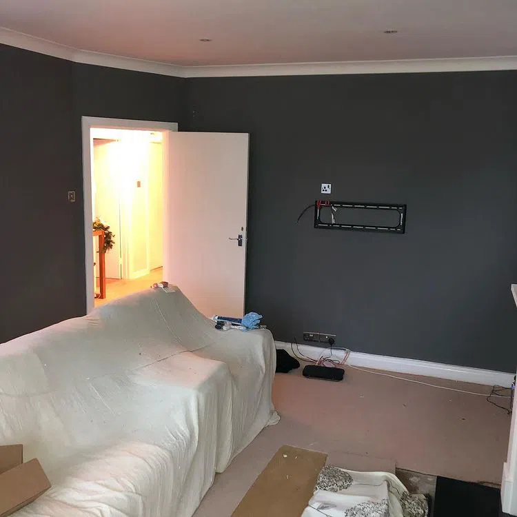 Темные стены с белым плинтусом Dulux Lead Grey