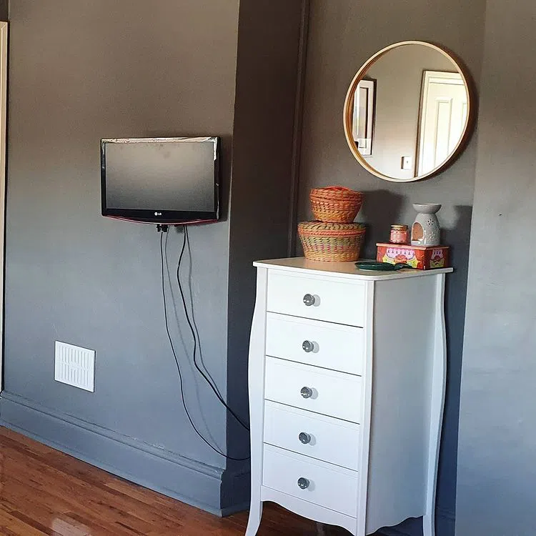 Темно-серые стены Dulux Lead Grey фото в интерьере