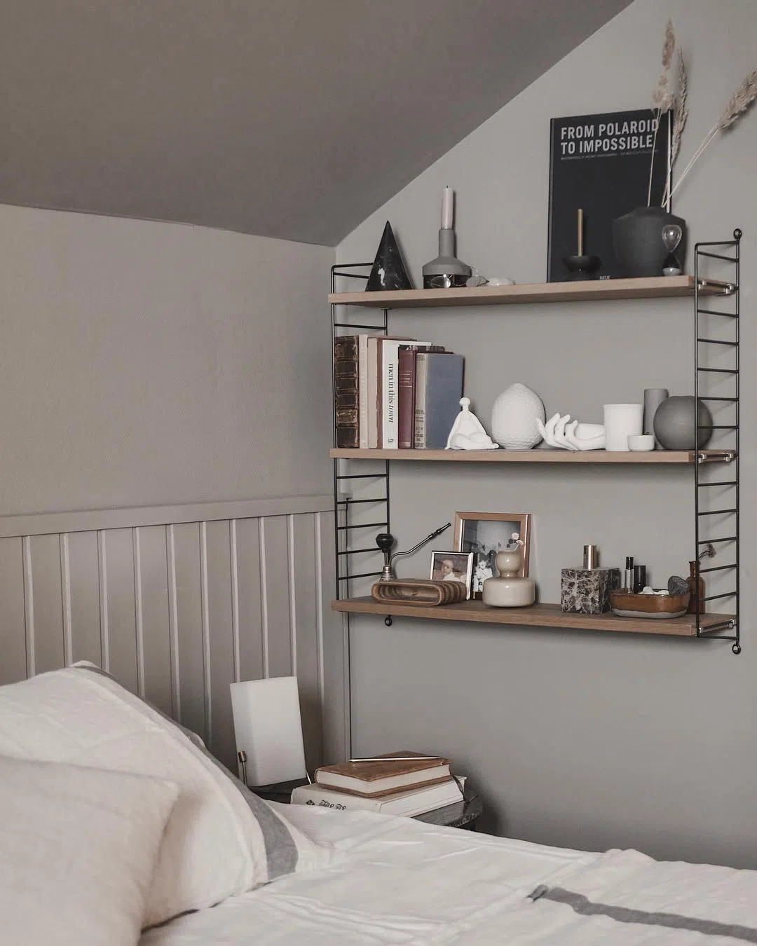 Спальная в современном стиле с серыми стенами Тиккурила Вулканит