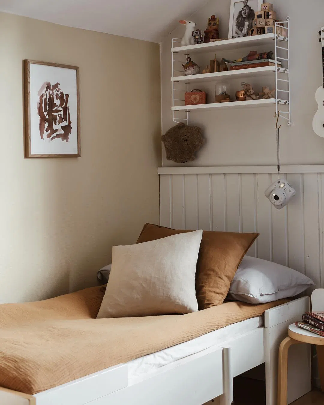 Детская комната с бежевой стеной Y396 Травертин Тиккурила