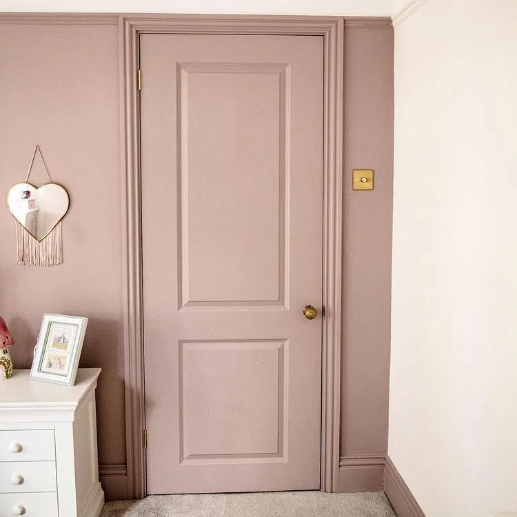 фото двери в цвет стены Little Greene Light Peachblossom