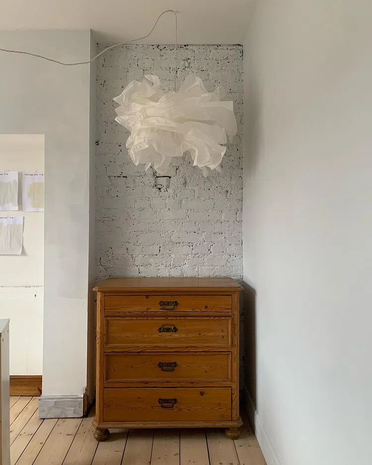 Интерьер в стиле лофт с кирпичнной стеной и стенами Gauze