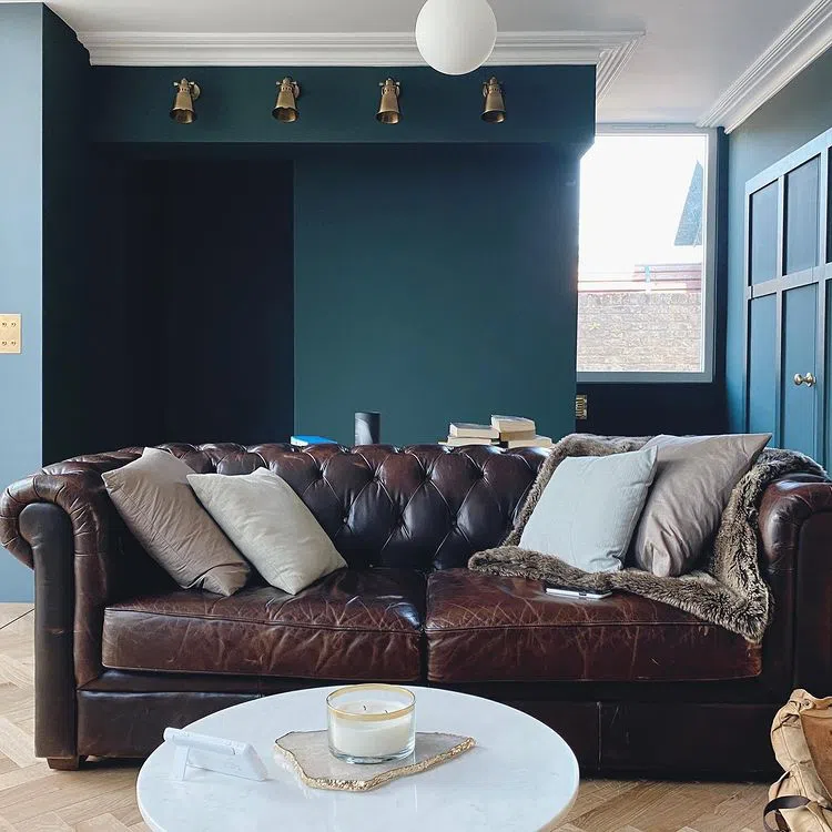Кожаный диван с темными зелеными стенами Little greene Hatley Green