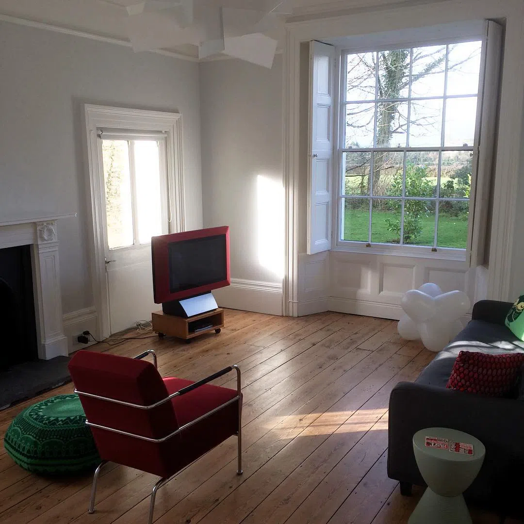 Классический интерьер с светлыми серыми стенами Little Greene Shallows