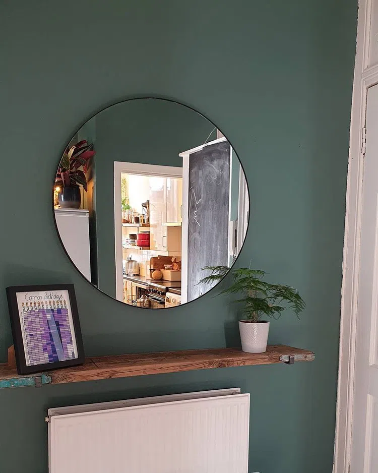 Зеленый коридор с цветом Little Greene Pleat 280 и круглым зеркалом