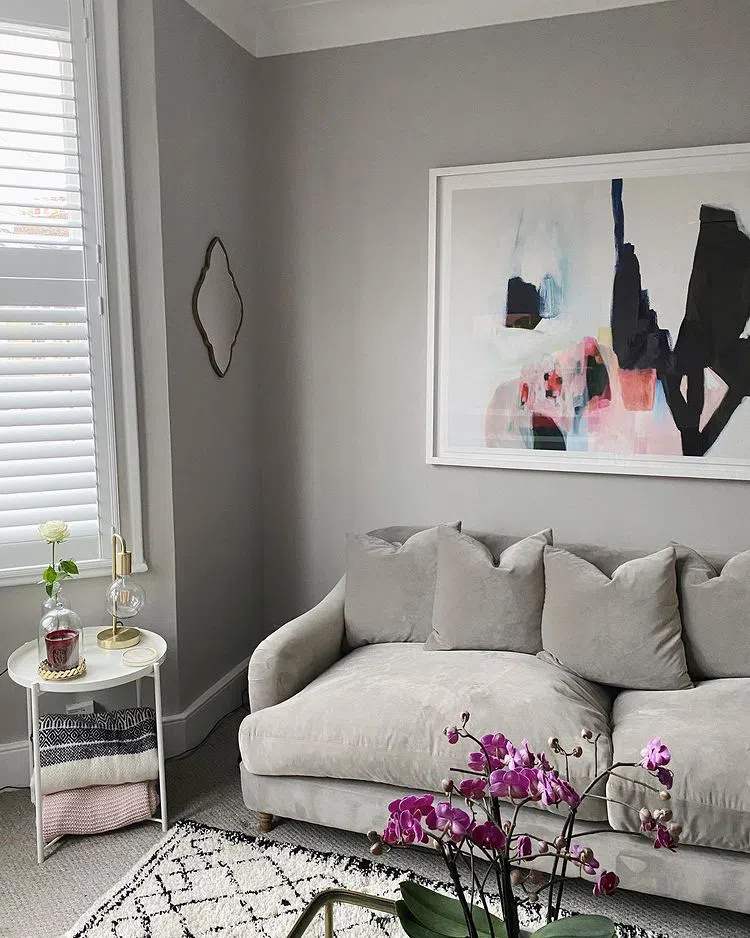 Гостиная с современным диваном и цветом Little Greene 113