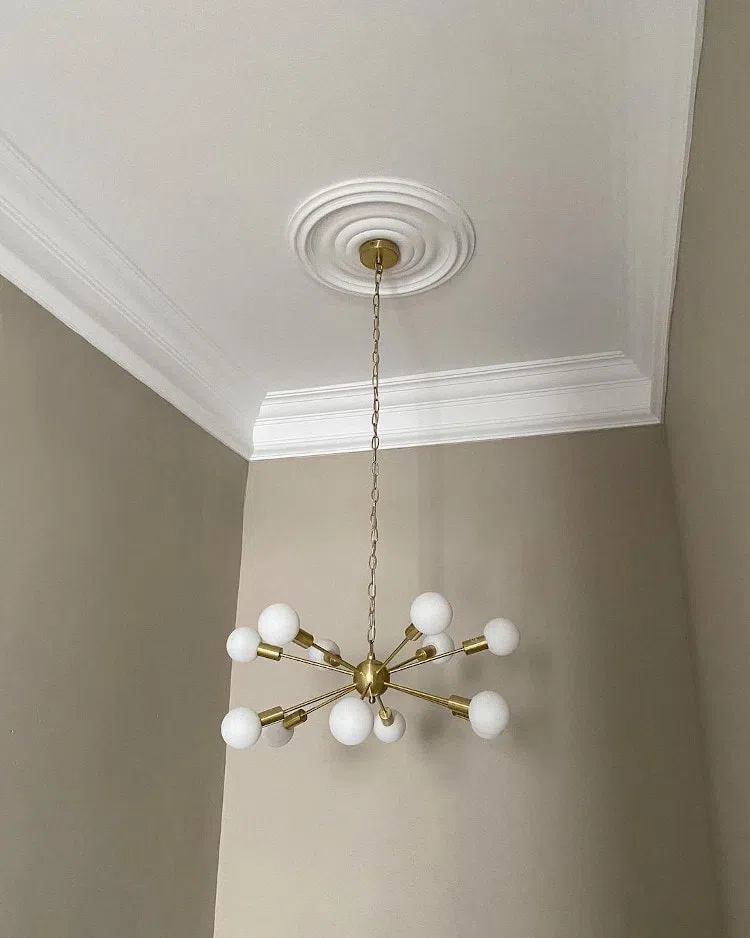 Люстра с круглыми плафонами и золотистыми цоколями и цвет Rolling Fog Little Greene